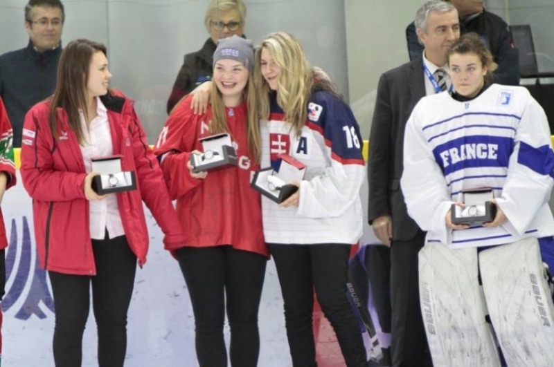 Andrea Kollova (c. 18) pri preberani ocenenia na IIHF World Championship — reprezentantka Slovenska