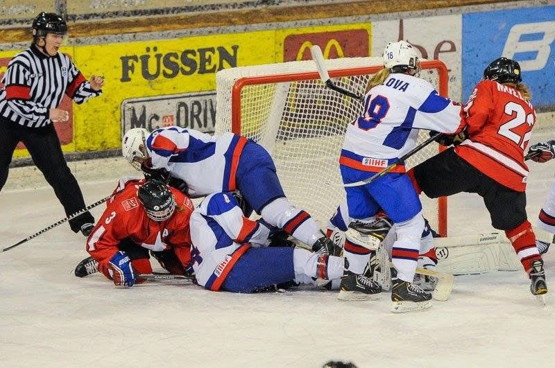 Andrea Kollova (c. 19) v akcii na IIHF World Championship za slovensky narodny tim