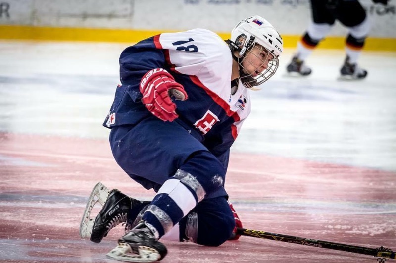 Andrea Kollova (c. 18) v drese slovenskeho narodneho hokejoveho timu na IIHF turnaji