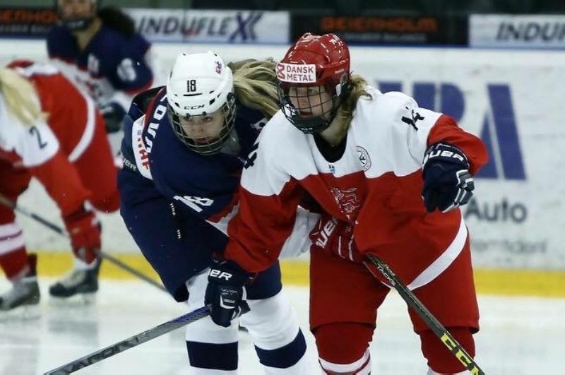 Andrea Kollova (c. 18) v zapase Slovensko vs Dansko na IIHF World Championship