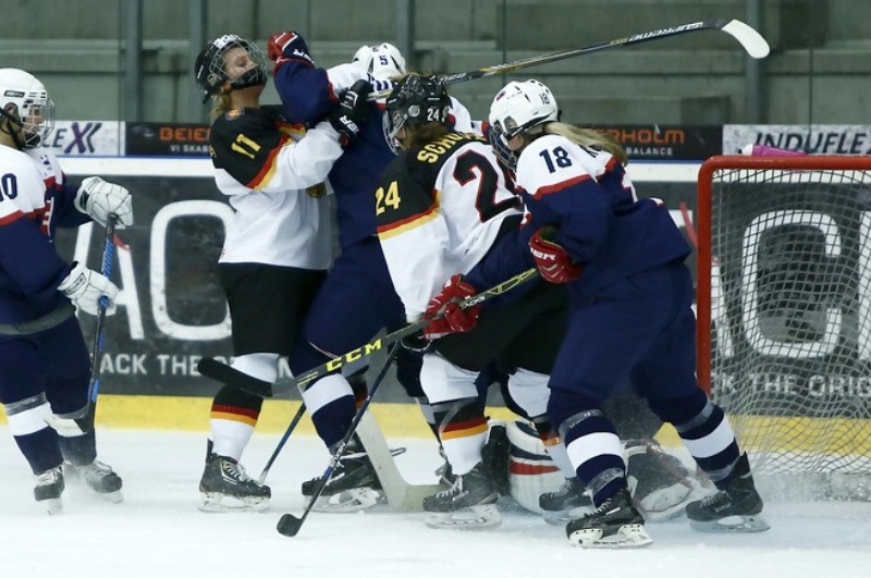 Andrea Kollova (c. 18) v zapase Slovensko vs Nemecko na IIHF turnaji — zensky hokej